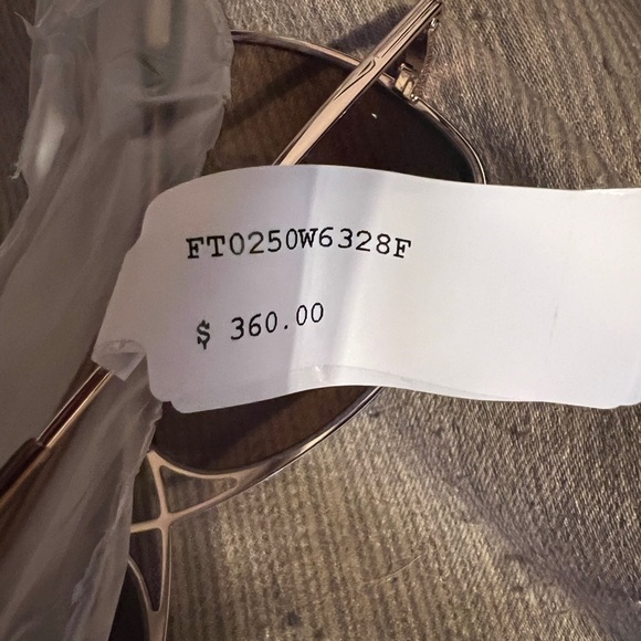 Authentic Tom Ford ladies sunglasses. new with tag. - Picture 4 of 8